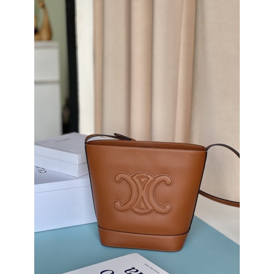 𝐂𝐞𝐥𝐢𝐧𝐞 CUIR TRIOMPHE Small smooth calfskin bucket bag