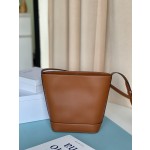 𝐂𝐞𝐥𝐢𝐧𝐞 CUIR TRIOMPHE Small smooth calfskin bucket bag