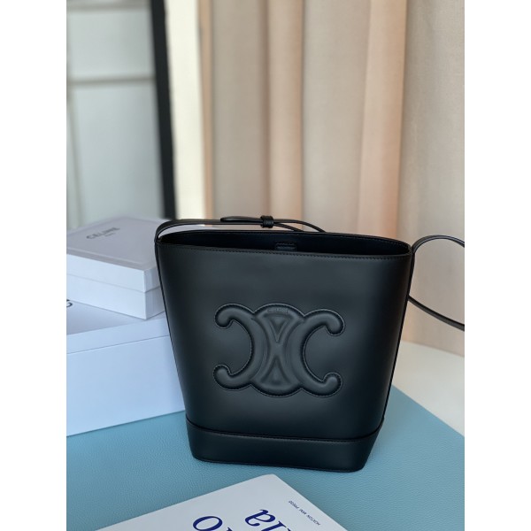 𝐂𝐞𝐥𝐢𝐧𝐞 CUIR TRIOMPHE Small smooth calfskin bucket bag