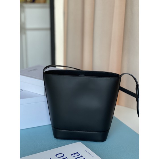 𝐂𝐞𝐥𝐢𝐧𝐞 CUIR TRIOMPHE Small smooth calfskin bucket bag