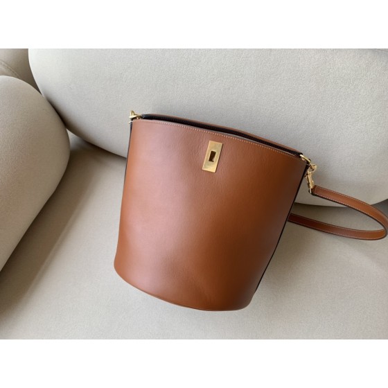 𝐂𝐞𝐥𝐢𝐧𝐞 BUCKET 16 bucket bag in smooth calfskin