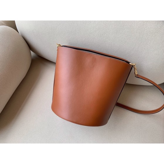 𝐂𝐞𝐥𝐢𝐧𝐞 BUCKET 16 bucket bag in smooth calfskin