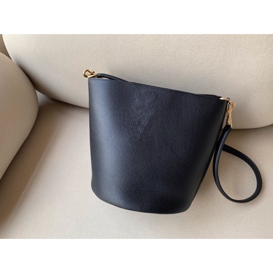 𝐂𝐞𝐥𝐢𝐧𝐞 BUCKET 16 bucket bag in smooth calfskin