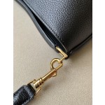 𝐂𝐞𝐥𝐢𝐧𝐞 BUCKET 16 bucket bag in smooth calfskin