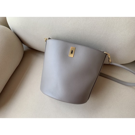 𝐂𝐞𝐥𝐢𝐧𝐞 BUCKET 16 bucket bag in smooth calfskin
