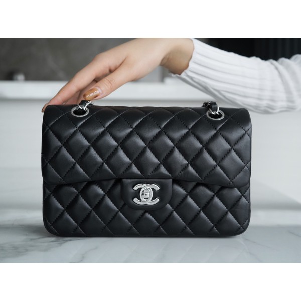 𝐂𝐇𝐀𝐍𝐄𝐋 Classic Flap Italy 🇮🇹 "𝗚𝗥" Original Lambskin 🐑 Classic Mouth Flap Bag Silver Buckle Black Small