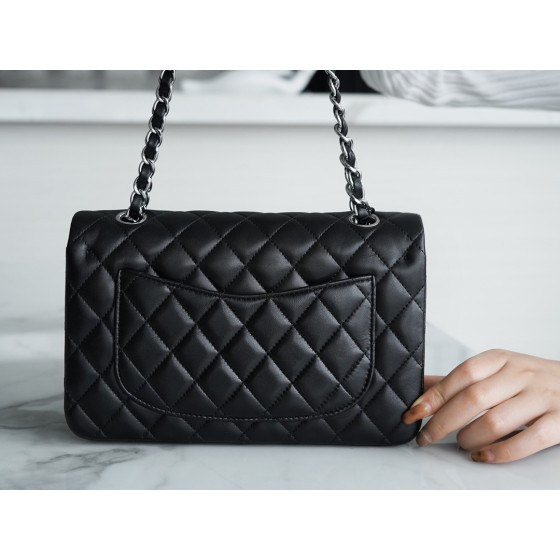 𝐂𝐇𝐀𝐍𝐄𝐋 Classic Flap Italy 🇮🇹 "𝗚𝗥" Original Lambskin 🐑 Classic Mouth Flap Bag Silver Buckle Black Medium