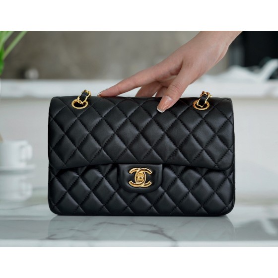 𝐂𝐇𝐀𝐍𝐄𝐋 Classic Flap Italy 🇮🇹 The 𝗚𝗥" Original Lambskin 🐑 Classic Flap Bag Gold Buckle Black Small