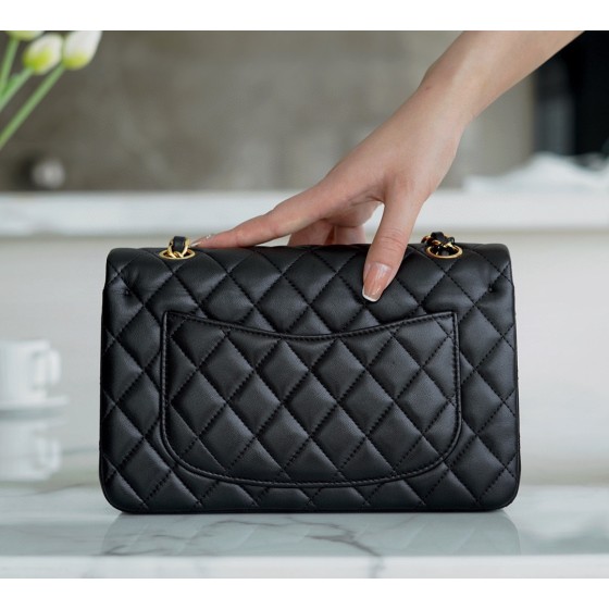 𝐂𝐇𝐀𝐍𝐄𝐋 Classic Flap Italy 🇮🇹 The 𝗚𝗥" Original Lambskin 🐑 Classic Flap Bag Gold Buckle Black Small