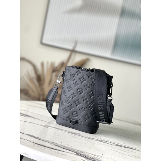 𝐋𝐎𝐔𝐈𝐒 𝐕𝐔𝐈𝐓𝐓𝐎𝐍  M82248