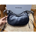 BALENCIAGA 𝐋𝐞 𝐂𝐚𝐠𝐨𝐥𝐞 Moon Bag