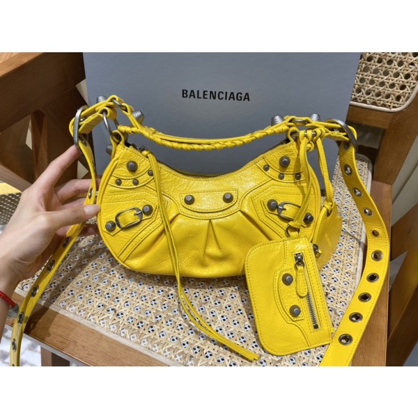 BALENCIAGA 𝐋𝐞 𝐂𝐚𝐠𝐨𝐥𝐞 Moon Bag
