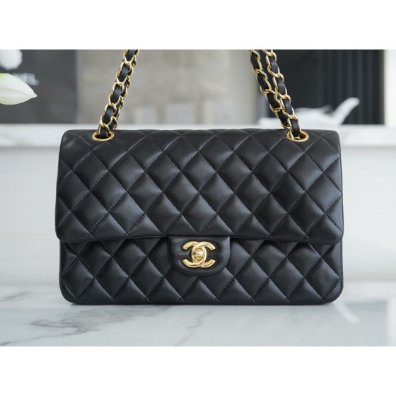 𝐂𝐇𝐀𝐍𝐄𝐋 Classic Flap Italy 🇮🇹 The 𝗚𝗥" Original Lambskin 🐑 Classic Flap Bag Gold Buckle Black Medium