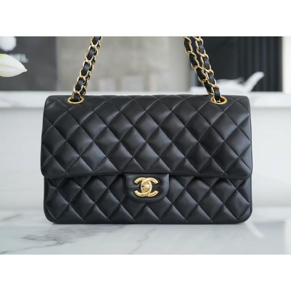 𝐂𝐇𝐀𝐍𝐄𝐋 Classic Flap Italy 🇮🇹 The 𝗚𝗥" Original Lambskin 🐑 Classic Flap Bag Gold Buckle Black Medium