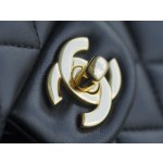 𝐂𝐇𝐀𝐍𝐄𝐋 Classic Flap Italy 🇮🇹 The 𝗚𝗥" Original Lambskin 🐑 Classic Flap Bag Gold Buckle Black Medium