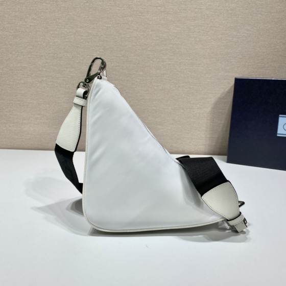 𝐏𝐑𝐀𝐃𝐀 Triangle Crossbody Bag