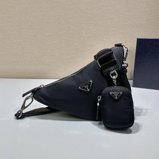 𝐏𝐑𝐀𝐃𝐀 Triangle Crossbody Bag
