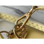 𝐋𝐎𝐔𝐈𝐒 𝐕𝐔𝐈𝐓𝐓𝐎𝐍 M22038 This Twist Medium Bag