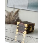 𝐋𝐎𝐔𝐈𝐒 𝐕𝐔𝐈𝐓𝐓𝐎𝐍  M20037 Red This jewelry box is decorated with a simple and elegant Monogram canvas bag