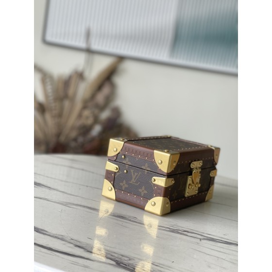 𝐋𝐎𝐔𝐈𝐒 𝐕𝐔𝐈𝐓𝐓𝐎𝐍  M20037 Red This jewelry box is decorated with a simple and elegant Monogram canvas bag