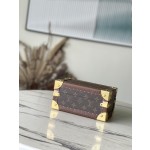 𝐋𝐎𝐔𝐈𝐒 𝐕𝐔𝐈𝐓𝐓𝐎𝐍  M20037 Red This jewelry box is decorated with a simple and elegant Monogram canvas bag