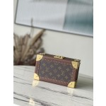 𝐋𝐎𝐔𝐈𝐒 𝐕𝐔𝐈𝐓𝐓𝐎𝐍  M20037 Red This jewelry box is decorated with a simple and elegant Monogram canvas bag