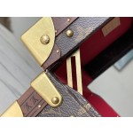 𝐋𝐎𝐔𝐈𝐒 𝐕𝐔𝐈𝐓𝐓𝐎𝐍  M20037 Red This jewelry box is decorated with a simple and elegant Monogram canvas bag