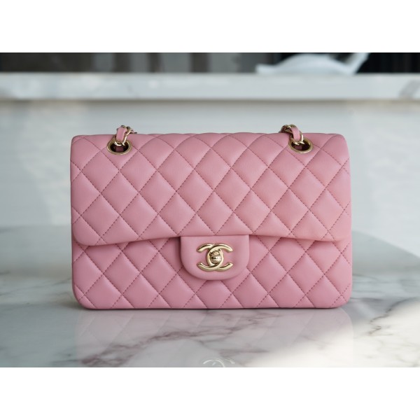 𝐂𝐇𝐀𝐍𝐄𝐋 Classic Flap Italy 🇮🇹 The 𝗚𝗥" Original Lambskin 🐑 Classic Flap Bag Gold Buckle Sakura Pink 🌸 Small