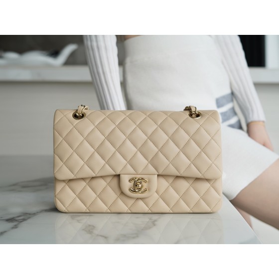 𝐂𝐇𝐀𝐍𝐄𝐋 Classic Flap Italy 🇮🇹 The 𝗚𝗥" Original Lambskin 🐑 Classic Flap Bag Gold Buckle Medium Elegant Light Apricot 🔆