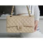 𝐂𝐇𝐀𝐍𝐄𝐋 Classic Flap Italy 🇮🇹 The 𝗚𝗥" Original Lambskin 🐑 Classic Flap Bag Gold Buckle Medium Elegant Light Apricot 🔆