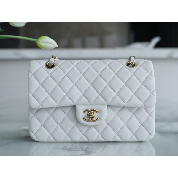 𝐂𝐇𝐀𝐍𝐄𝐋 Classic Flap Italy 🇮🇹 The 𝗚𝗥" Original Lambskin 🐑 Classic Flap Bag Gold Buckle Small ☁ White