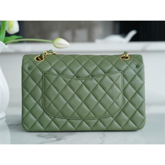 𝐂𝐇𝐀𝐍𝐄𝐋 Classic Flap Italy 🇮🇹 "𝗚𝗥" original lambskin 🐑 classic flap bag gold buckle medium green 🍃