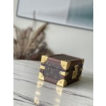 𝐋𝐎𝐔𝐈𝐒 𝐕𝐔𝐈𝐓𝐓𝐎𝐍 M20037 Apricot This jewelry box is decorated with a simple and elegant Monogram canvas bag