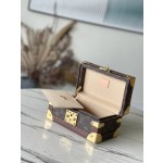 𝐋𝐎𝐔𝐈𝐒 𝐕𝐔𝐈𝐓𝐓𝐎𝐍 M20037 Apricot This jewelry box is decorated with a simple and elegant Monogram canvas bag