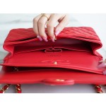 𝐂𝐇𝐀𝐍𝐄𝐋 Classic Flap Italy 🇮🇹 "𝗚𝗥" original lambskin 🐑 classic flap bag gold buckle medium big red