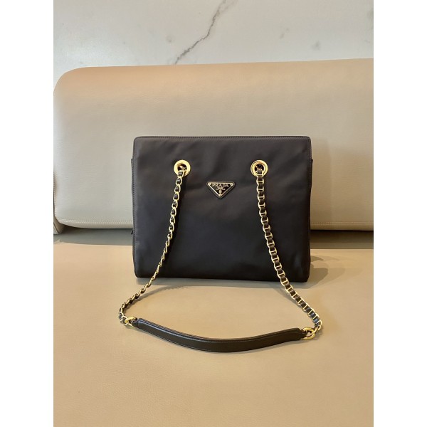 𝐏𝐑𝐀𝐃𝐀 Mid-vintage zipper model