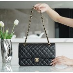 𝐂𝐇𝐀𝐍𝐄𝐋 Classic Flap France 🇫🇷 𝐇𝐚𝐚𝐬 Original Caviar 🐂 Original Lychee 🐂 Medium Gold Buckle 🖤 Black