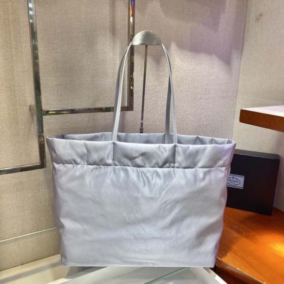 𝐏𝐑𝐀𝐃𝐀 Tote bag 1BG107