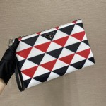 𝐏𝐑𝐀𝐃𝐀 2NH006 Triangle print clutch bag