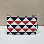 𝐏𝐑𝐀𝐃𝐀 2NH006 Triangle print clutch bag