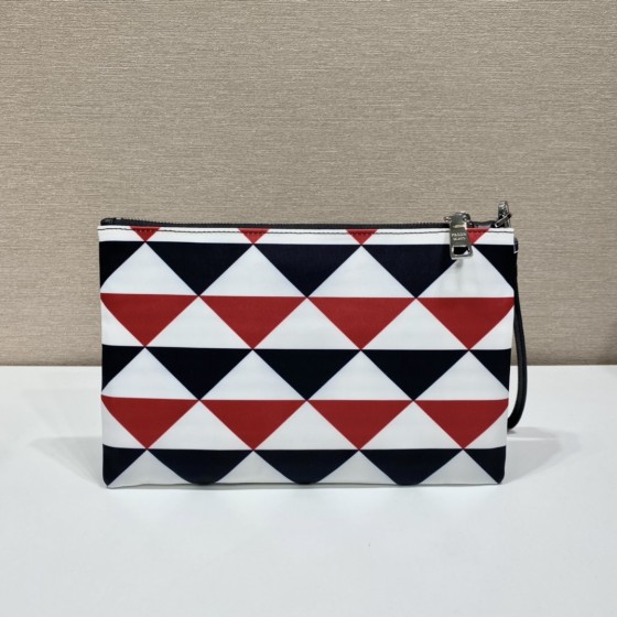 𝐏𝐑𝐀𝐃𝐀 2NH006 Triangle print clutch bag