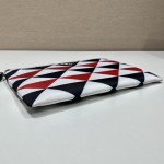 𝐏𝐑𝐀𝐃𝐀 2NH006 Triangle print clutch bag