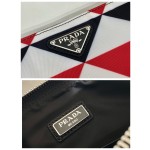 𝐏𝐑𝐀𝐃𝐀 2NH006 Triangle print clutch bag