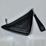 𝐏𝐑𝐀𝐃𝐀 Triangle Handbag 1NE039