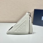 𝐏𝐑𝐀𝐃𝐀 Triangle Handbag 1NE039