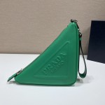 𝐏𝐑𝐀𝐃𝐀 Triangle Handbag 1NE039