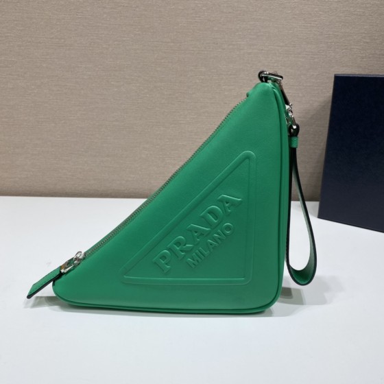 𝐏𝐑𝐀𝐃𝐀 Triangle Handbag 1NE039