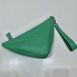 𝐏𝐑𝐀𝐃𝐀 Triangle Handbag 1NE039