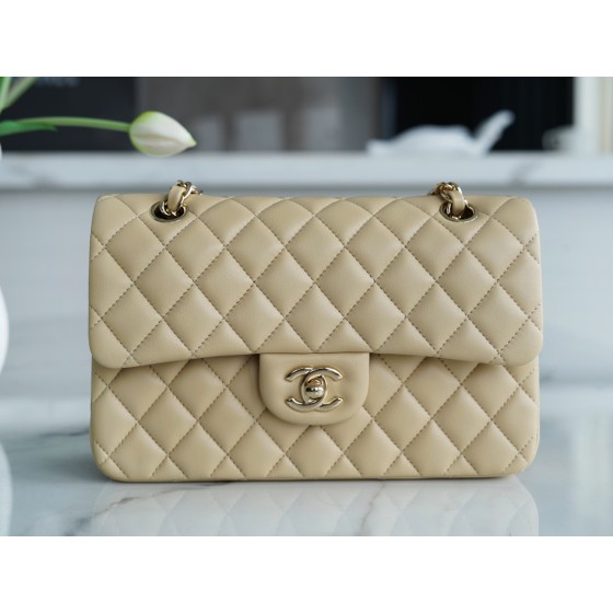 𝐂𝐇𝐀𝐍𝐄𝐋 Classic Flap Italy 🇮🇹 The 𝗚𝗥" Original Lambskin 🐑 Classic Mouth Flap Bag Small Light Almond 🔆