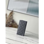 𝐋𝐎𝐔𝐈𝐒 𝐕𝐔𝐈𝐓𝐓𝐎𝐍     M81807